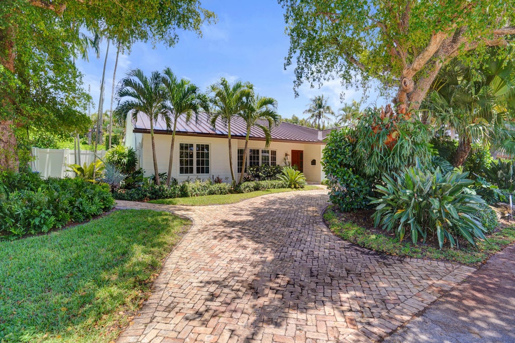Photo of 2749 NE 35th Drive, Fort Lauderdale, FL 33308 (MLS # B26040428)