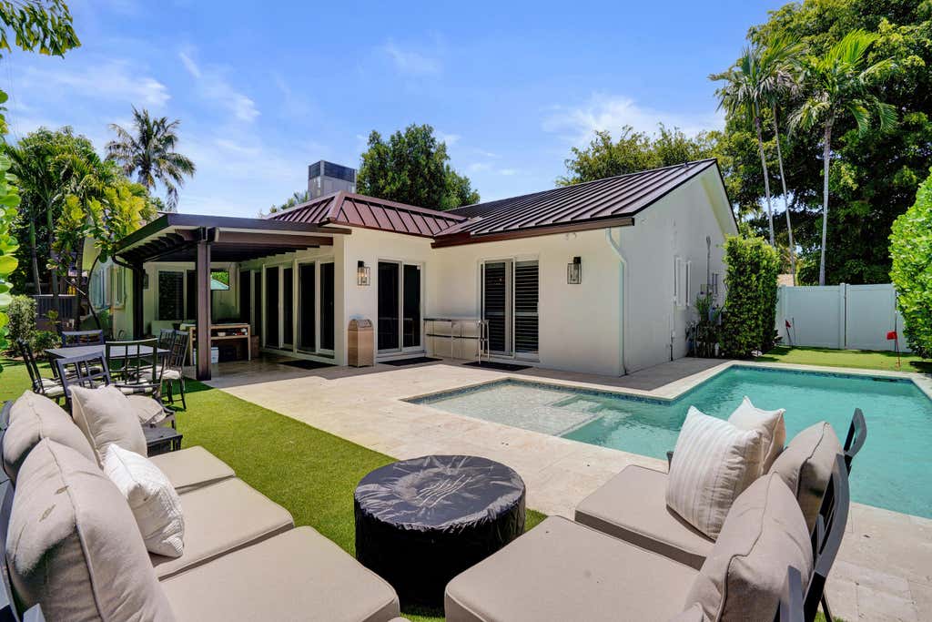 Photo of 2749 NE 35th Drive, Fort Lauderdale, FL 33308 (MLS # B26040428)