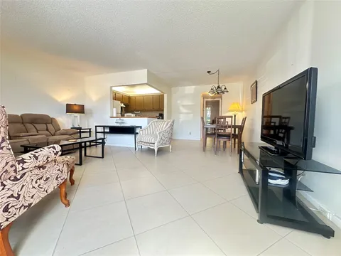 27 Newport B Unit 27, Deerfield Beach, FL MLS: F10483734