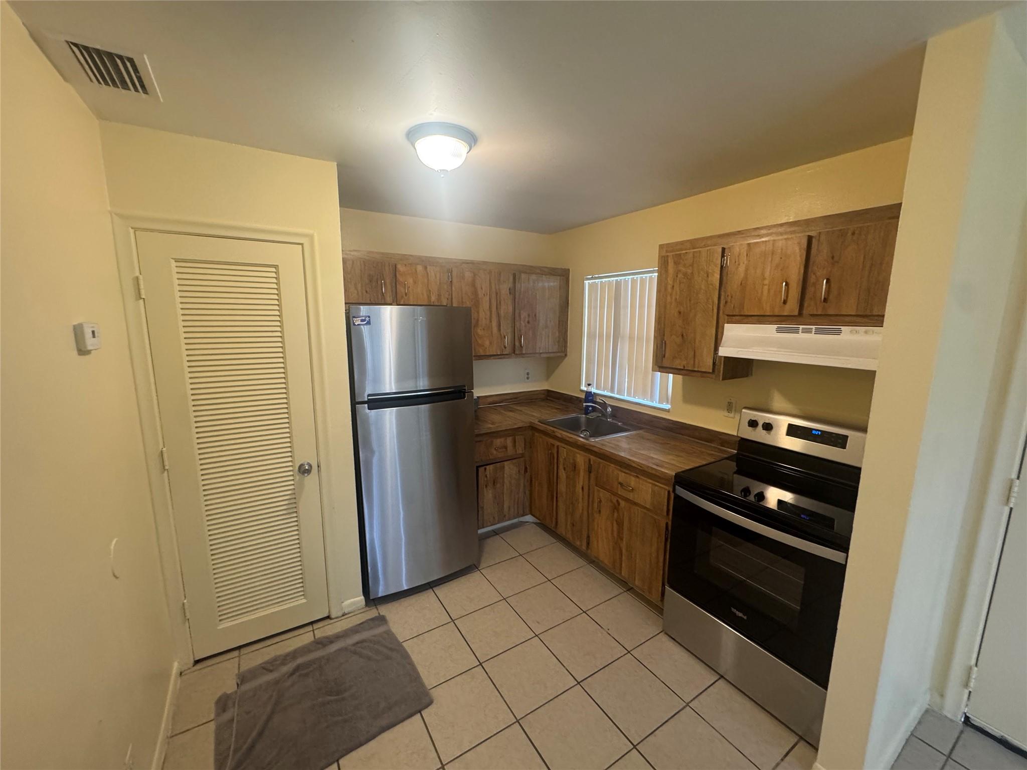 VILLAGE PARK AT OAKLAND C - Residential Lease