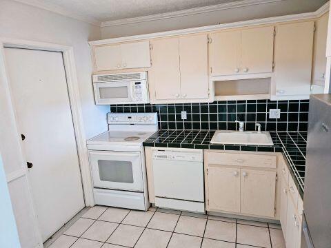 HILLCREST COUNTRY CLUB AP - Residential