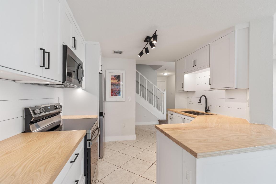 RACQUET CLUB OF DEER CREEK - Residential Lease