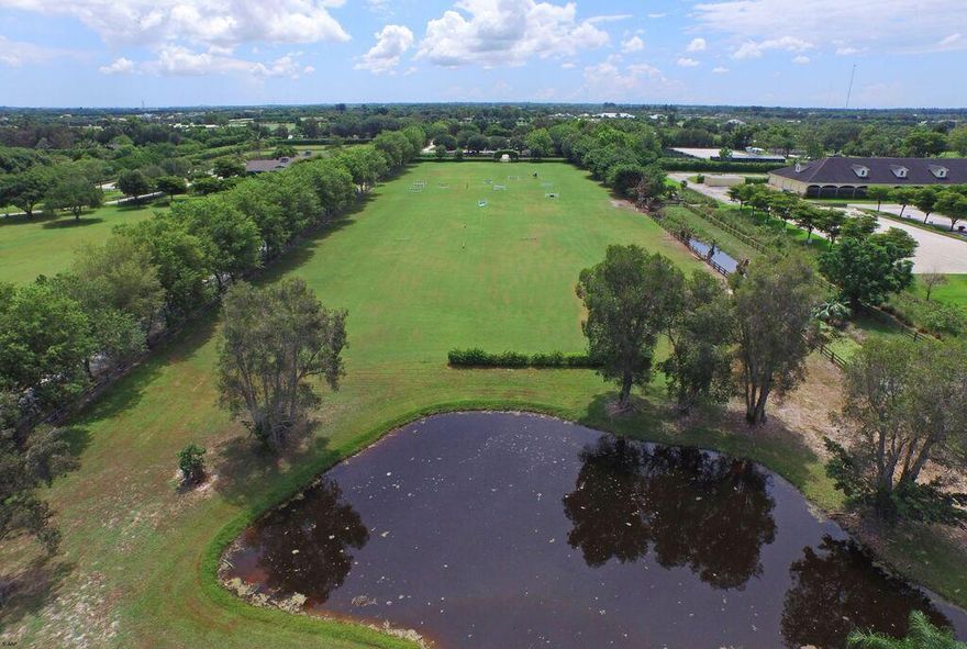 10 ACRE FARM NEAR TO ALL EQUESTRIAN VENUES . 18 STALLS (12X12) CENTER ISLE CBS BARN WITH 3 APARTMENTS, PADDOCKS AND GRASS RING. CITY WATER,PAVED ROAD TO FARM.