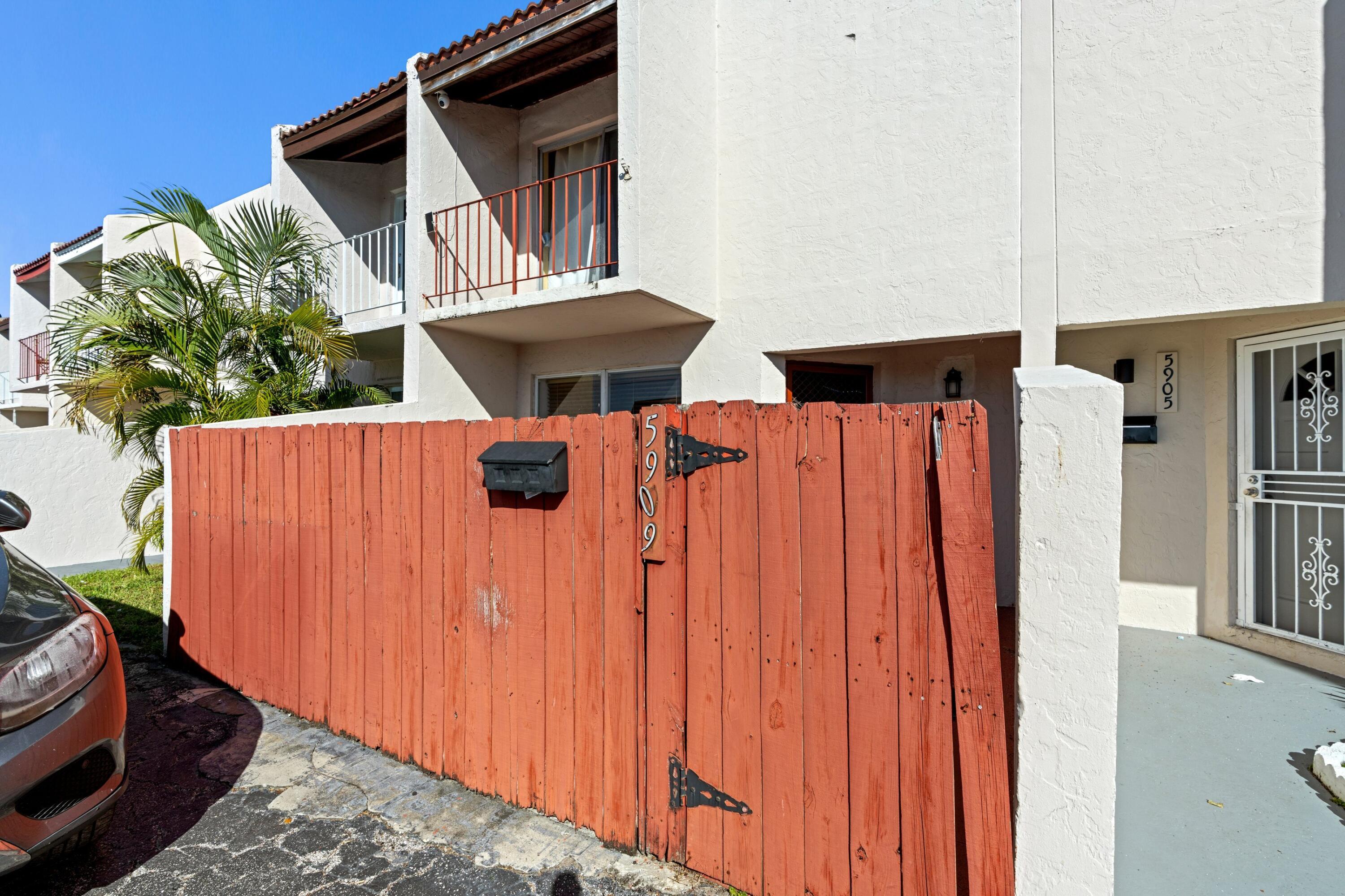 PALMVIEW TOWNHOMES INC CONDO - Residential