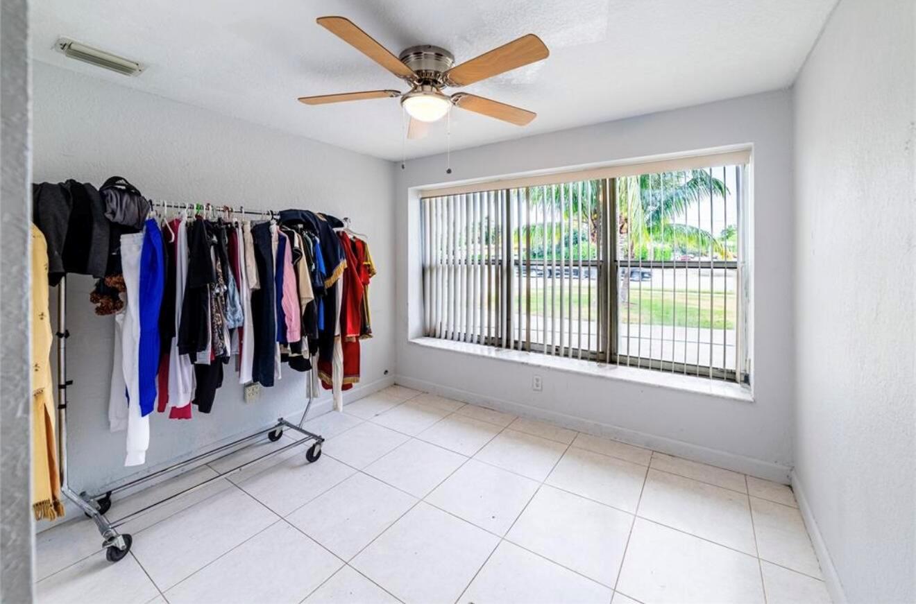 COUNTRY CLUB ESTATES UNIT - Residential