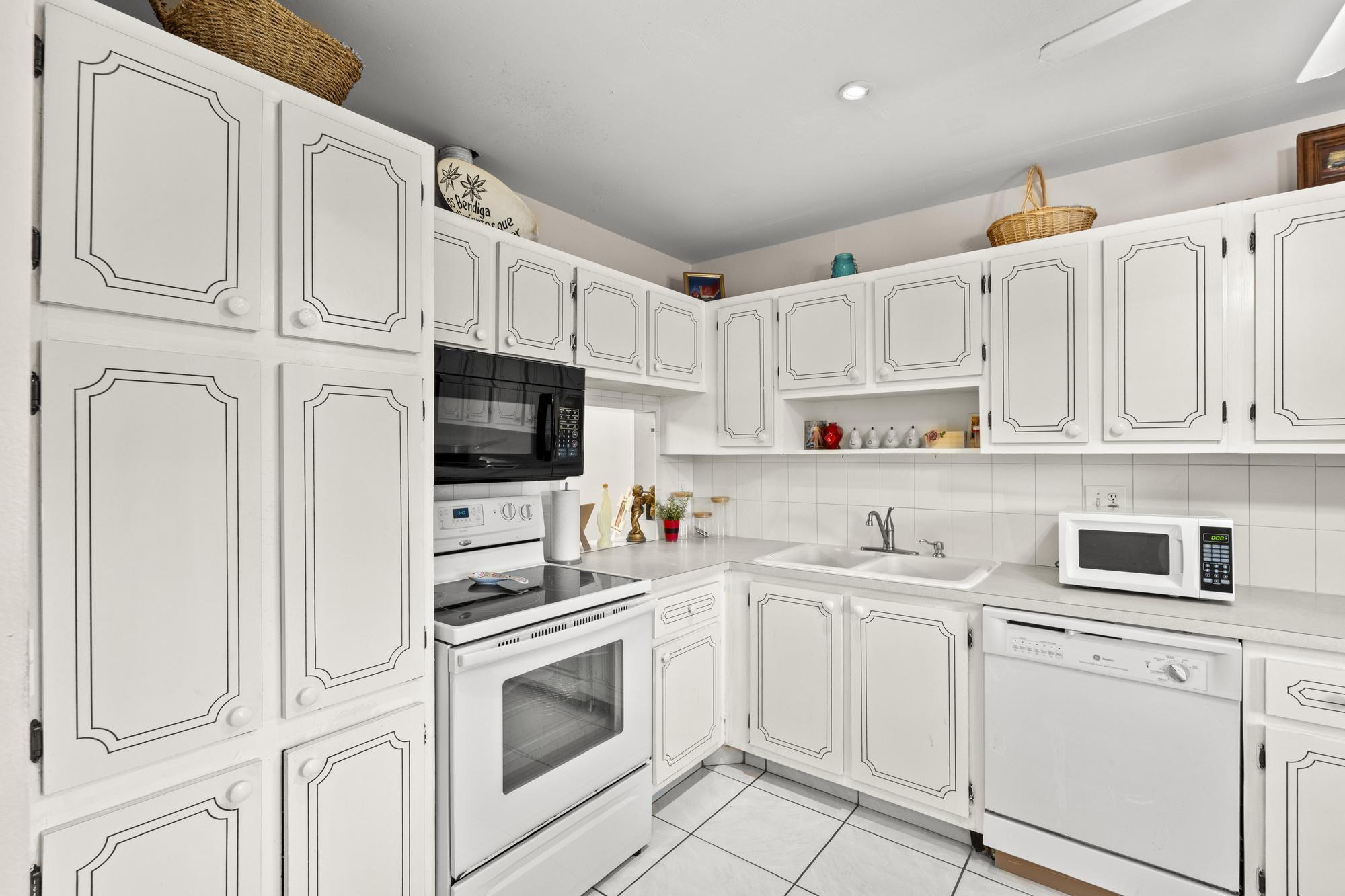 CRESTHAVEN CONDO TOWNHOMES SEC 2 - Residential