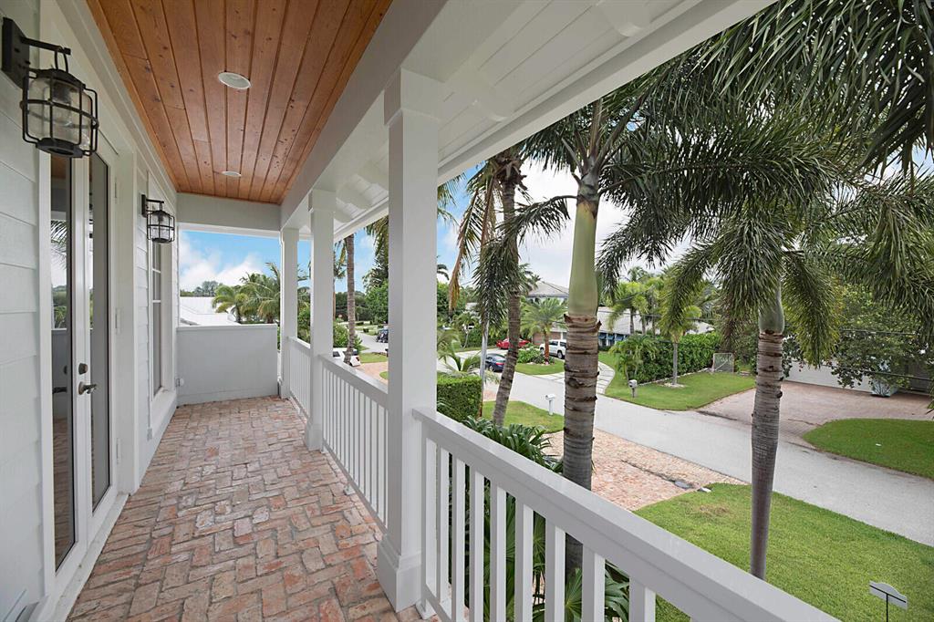 COUNTRY CLUB POINT - Residential