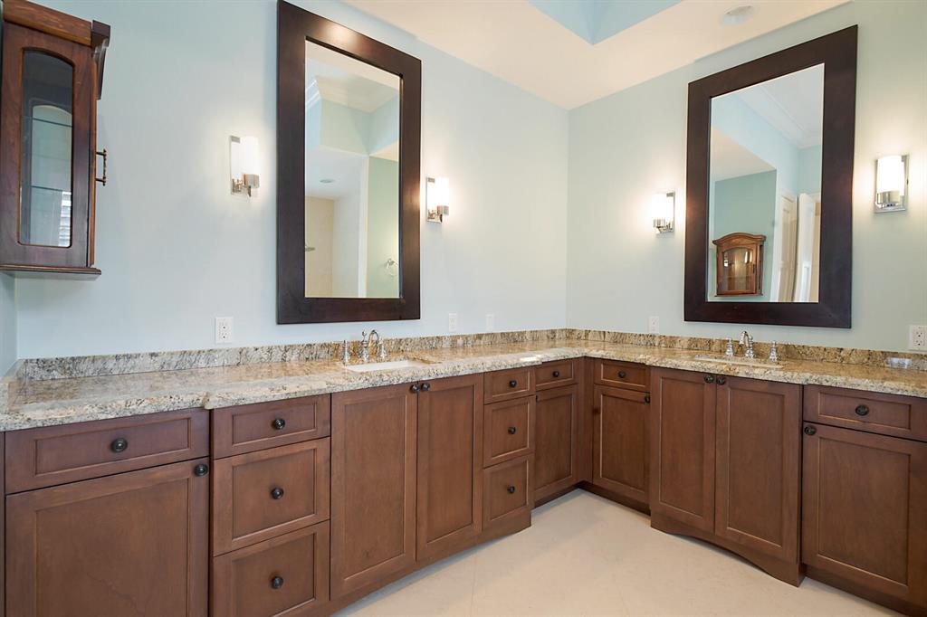 COUNTRY CLUB POINT - Residential