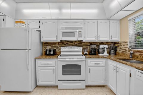 Tiny photo for 3810 Via Poinciana #206, Lake Worth, FL 33467 (MLS # B26001162)