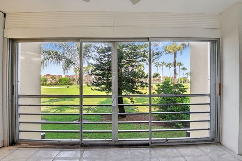 Tiny photo for 3810 Via Poinciana #206, Lake Worth, FL 33467 (MLS # B26001162)