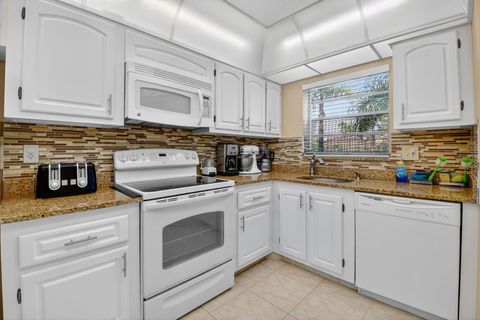 Tiny photo for 3810 Via Poinciana #206, Lake Worth, FL 33467 (MLS # B26001162)