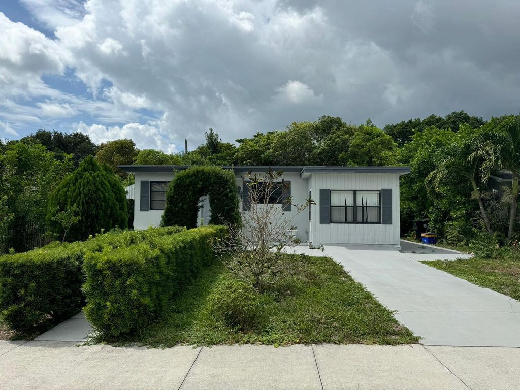 Photo of 1501 N 18th Avenue N, Lake Worth Beach, FL 33460 (MLS # R11012496)