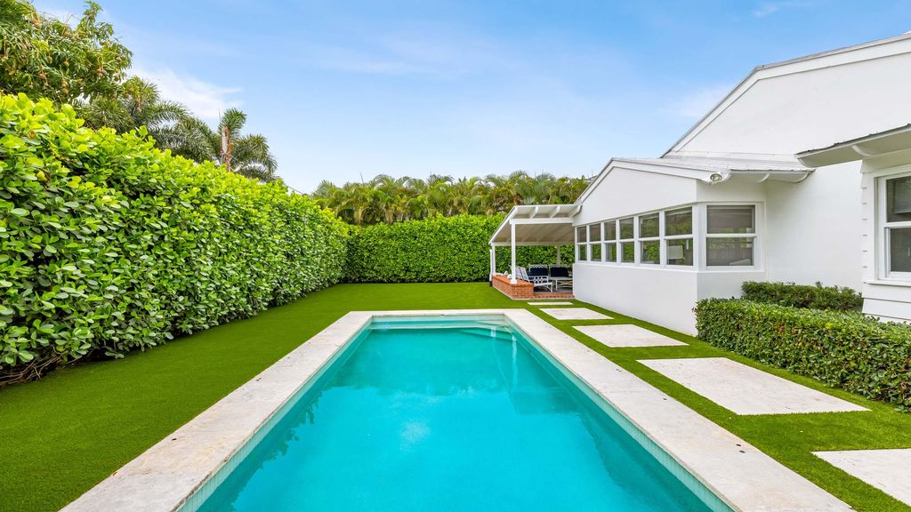 Photo of 122 NE 9th Street, Delray Beach, FL 33444 (MLS # R11026414)