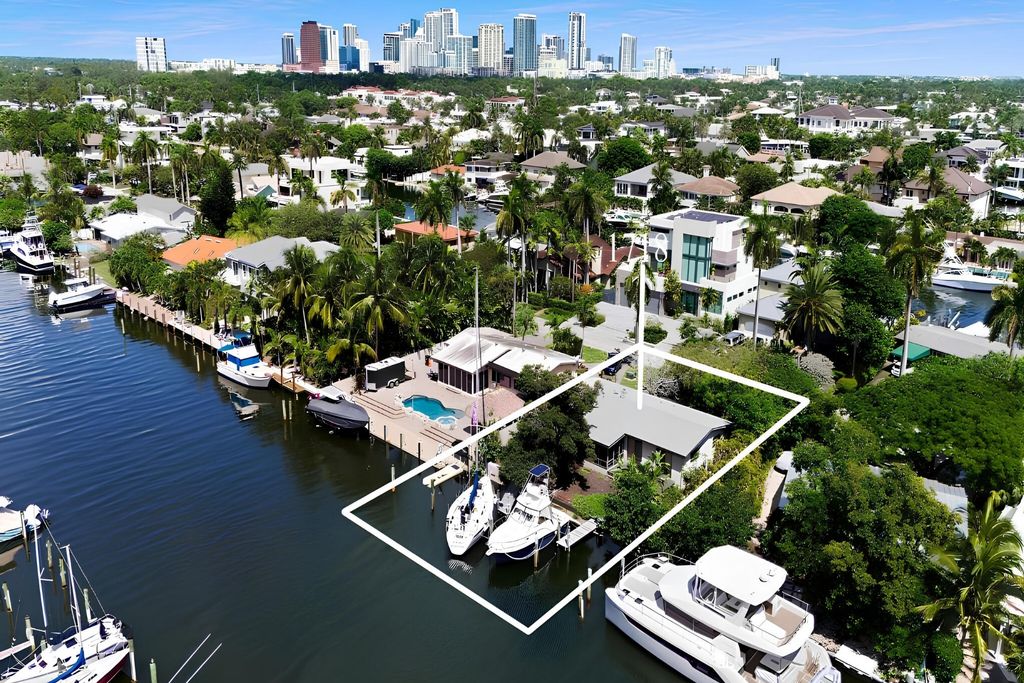 Photo of 1718 SE 14th Street, Fort Lauderdale, FL 33316 (MLS # B26021132)