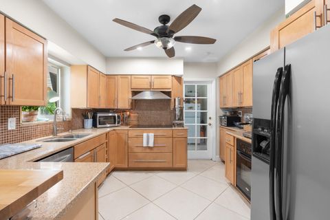 Tiny photo for 2601 NE 27th Way, Fort Lauderdale, FL 33306 (MLS # B26028617)