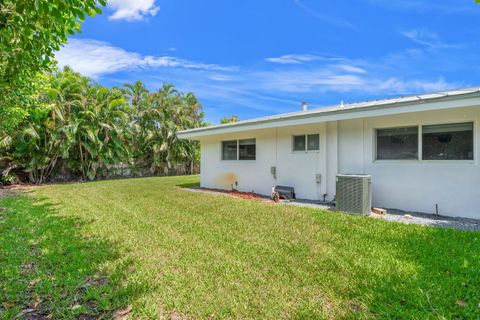 Tiny photo for 2601 NE 27th Way, Fort Lauderdale, FL 33306 (MLS # B26028617)
