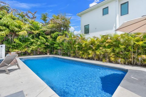 Tiny photo for 2601 NE 27th Way, Fort Lauderdale, FL 33306 (MLS # B26028617)