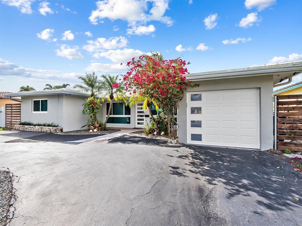 Photo of 300 SE 10TH Street, Pompano Beach, FL 33060 (MLS # B26081839)