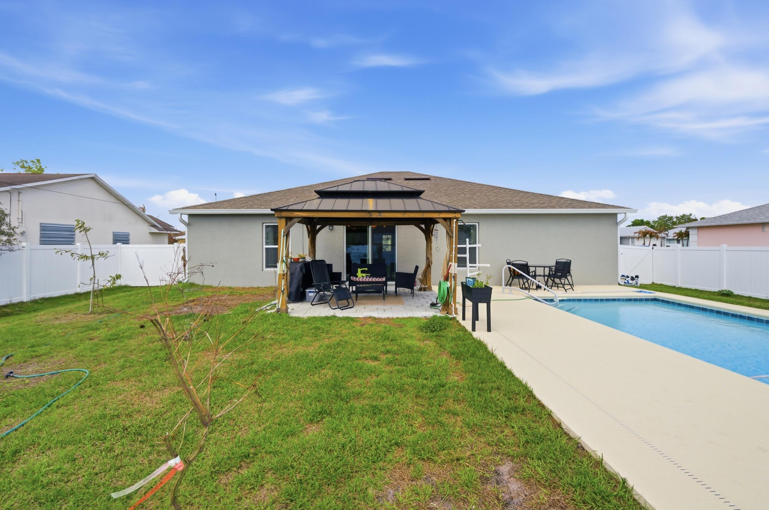 684 SE CRESCENT Avenue