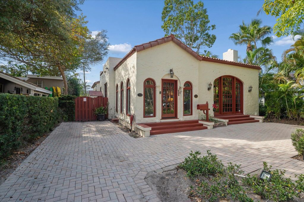 Photo of 704 SE 8th Street, Fort Lauderdale, FL 33316 (MLS # B26033309)