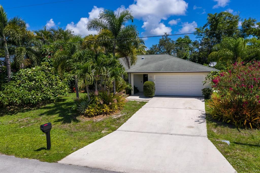 Photo of 1007 SE Lansdowne Avenue Ave, Port Saint Lucie, FL 34983 (MLS # R10821944)