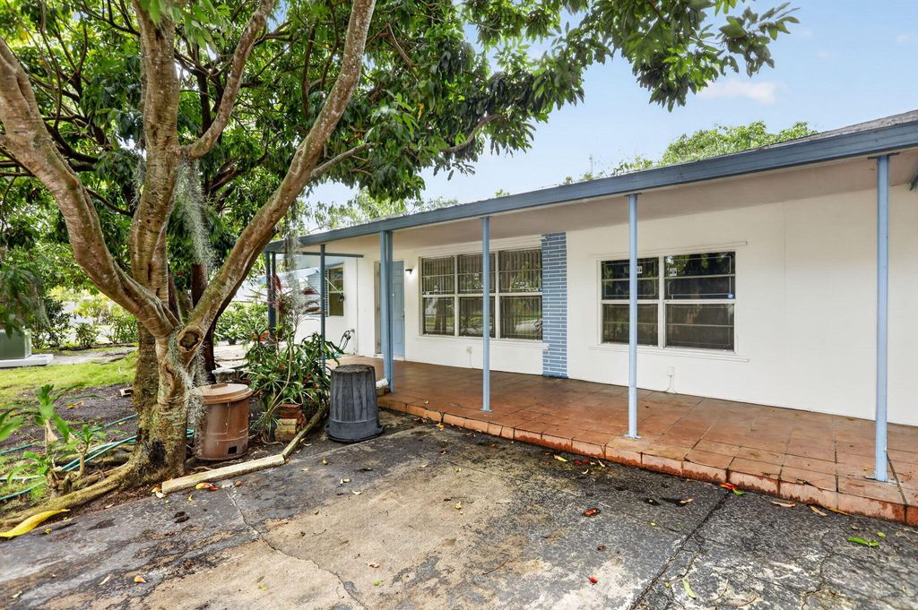 Photo of 2411 NE 10th Terrace, Pompano Beach, FL 33064 (MLS # B26013742)