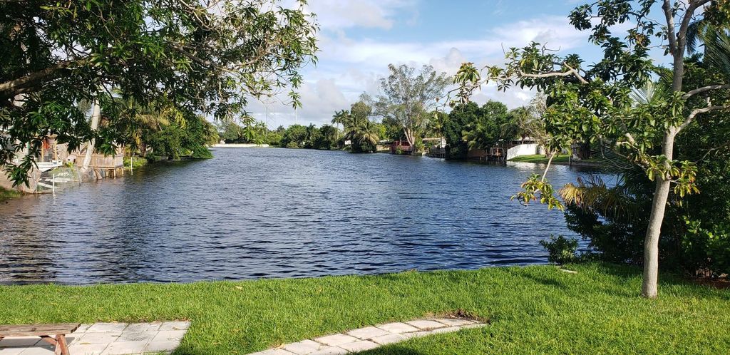 Photo of 4916 SW 43rd Terrace, Fort Lauderdale, FL 33314 (MLS # F10555296)