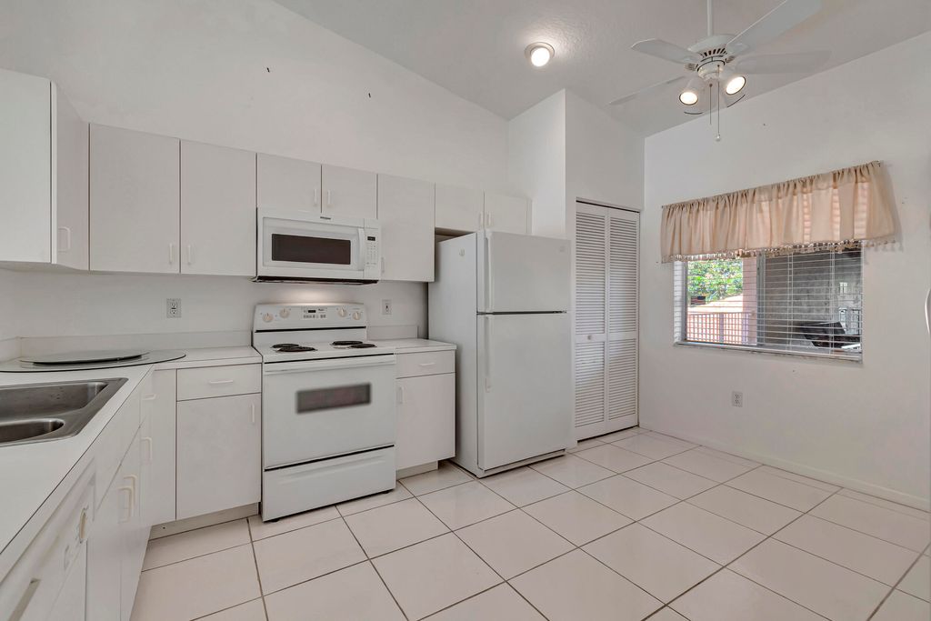 Photo of 5952 Regal Glen Drive #204, Boynton Beach, FL 33437 (MLS # R11097986)