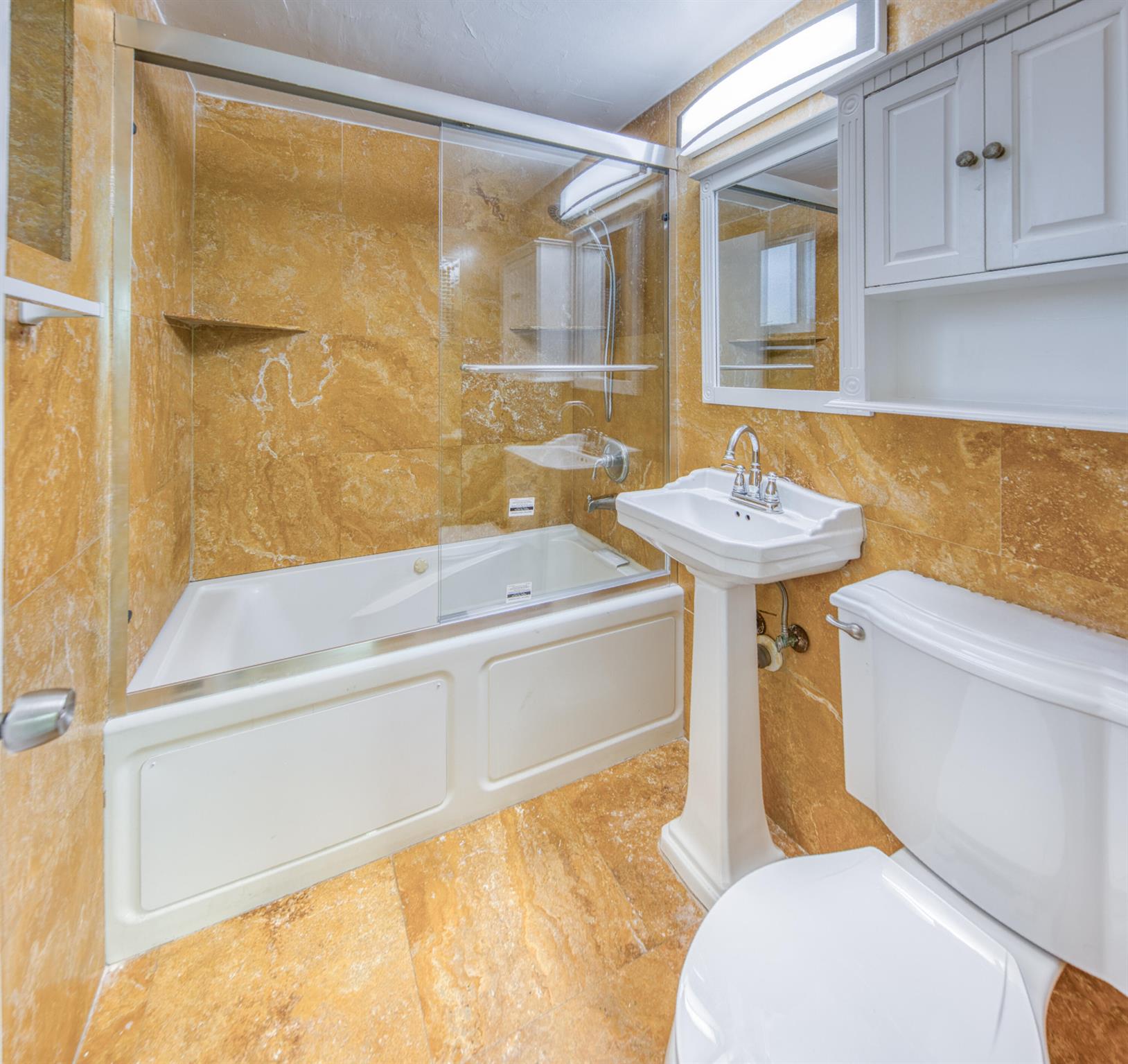 LAKE AVE APTS INC 1520 LA - Residential Lease