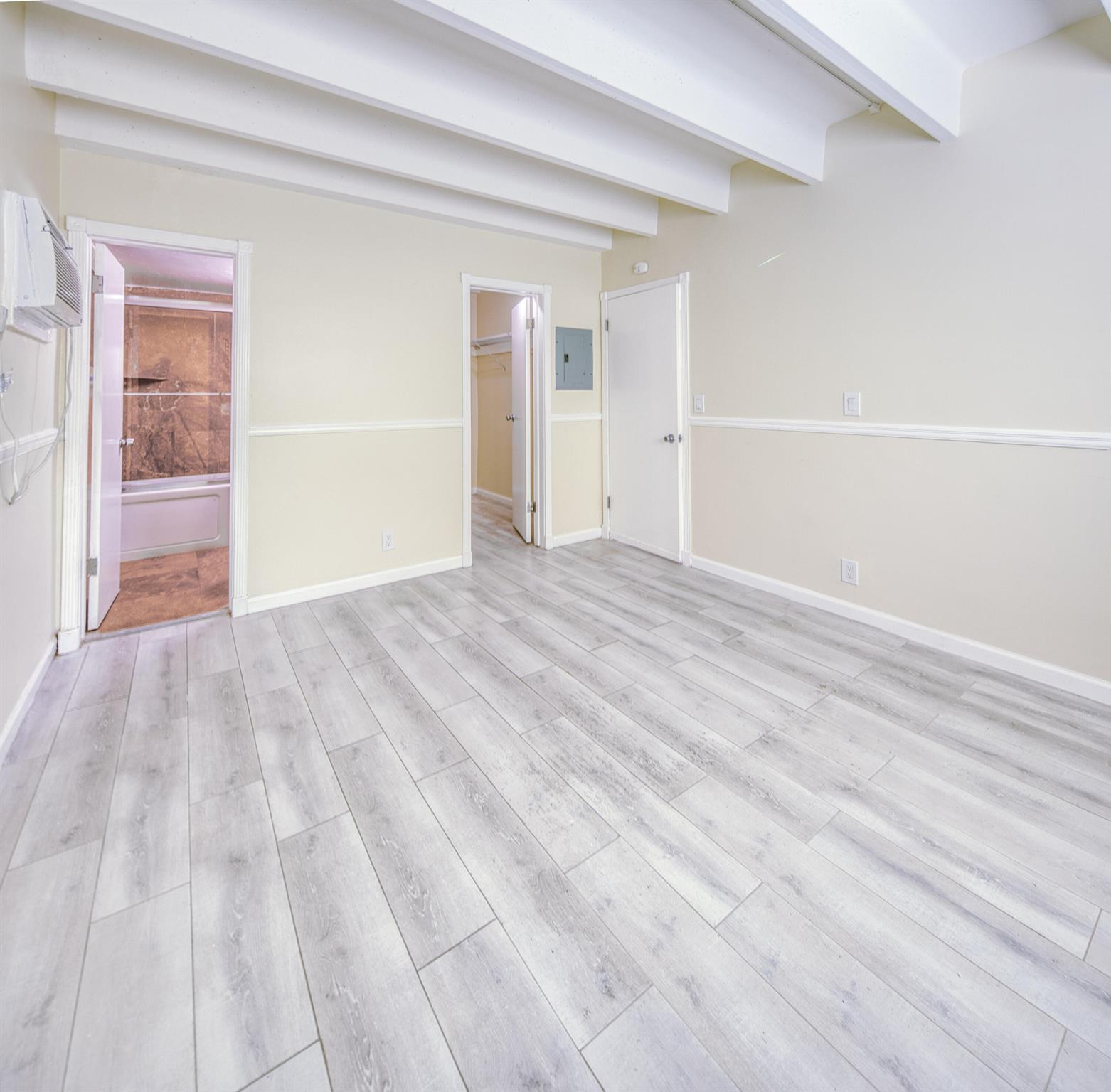 LAKE AVE APTS INC 1520 LA - Residential Lease