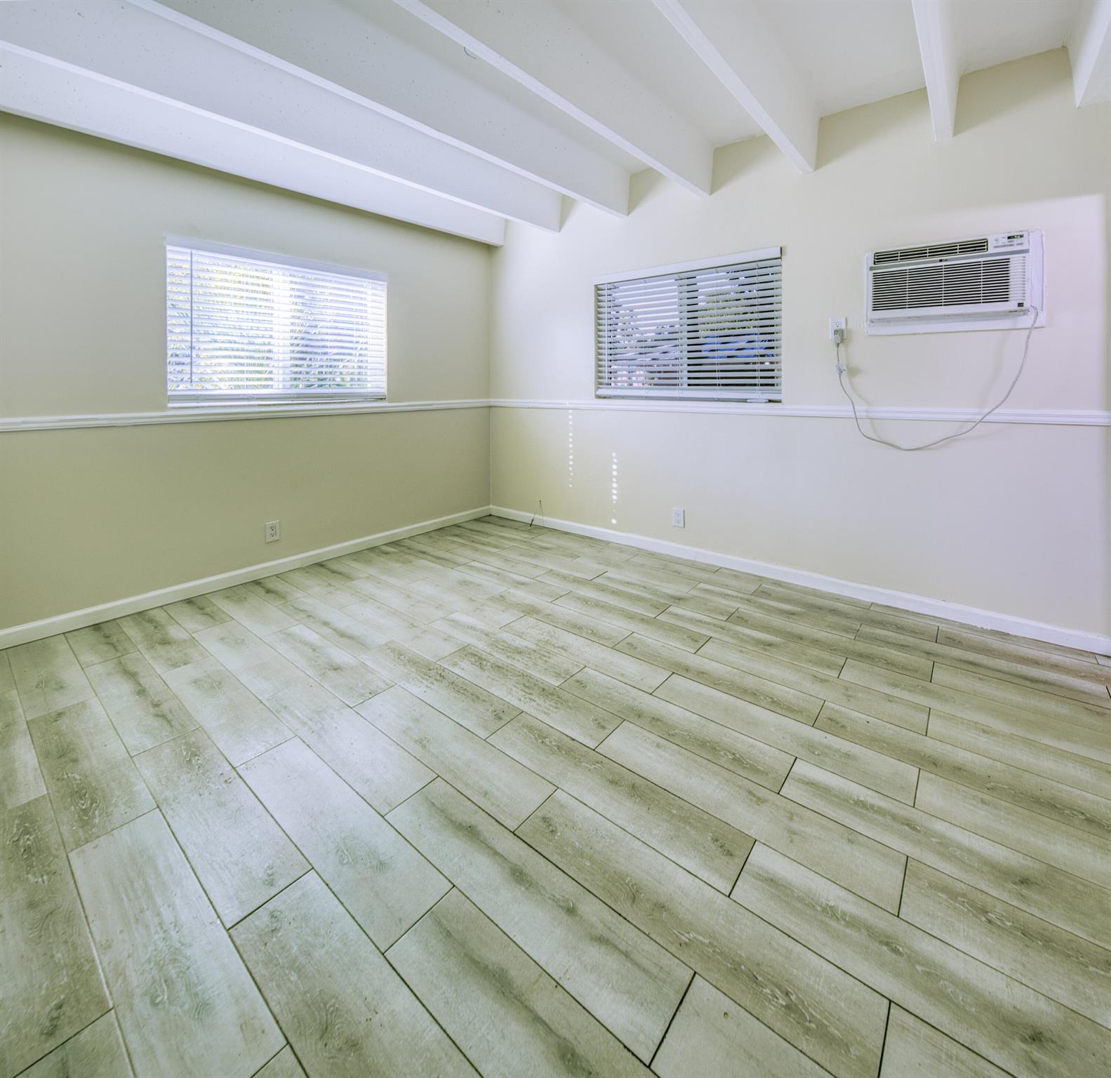 LAKE AVE APTS INC 1520 LA - Residential Lease