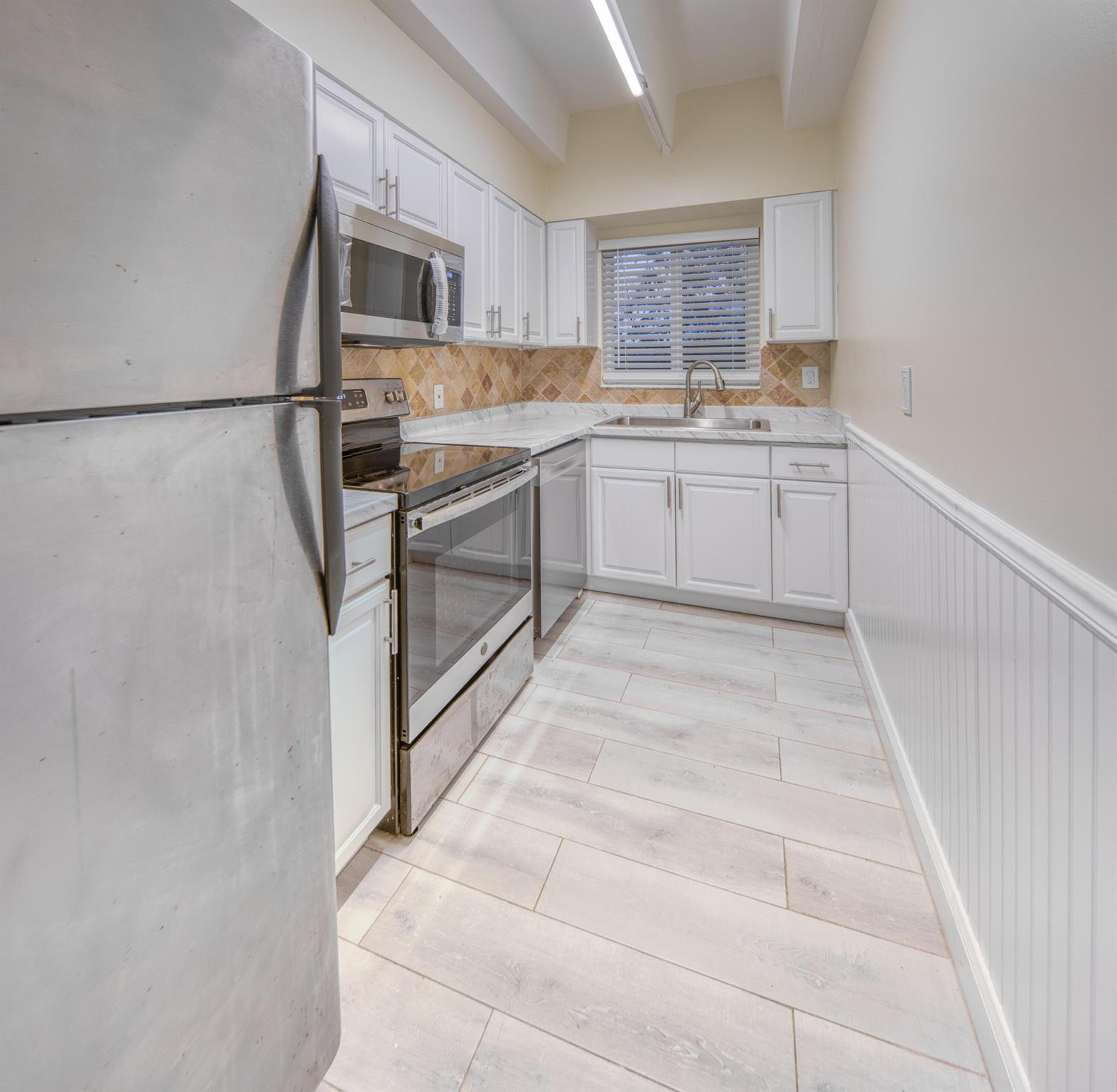 LAKE AVE APTS INC 1520 LA - Residential Lease