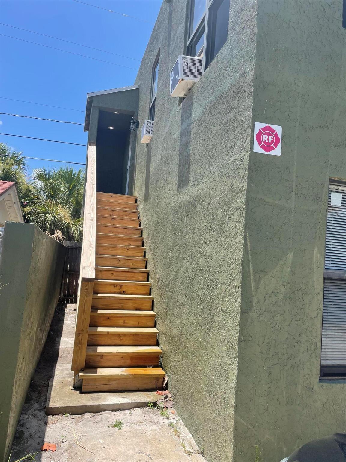 PALM BEACH NORTH - Residential Lease