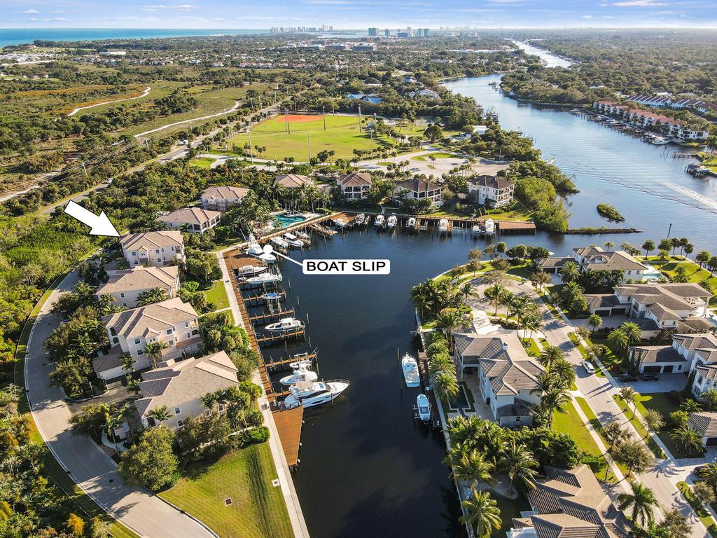 CARRIAGE HOMES AT FRENCHM - Residential