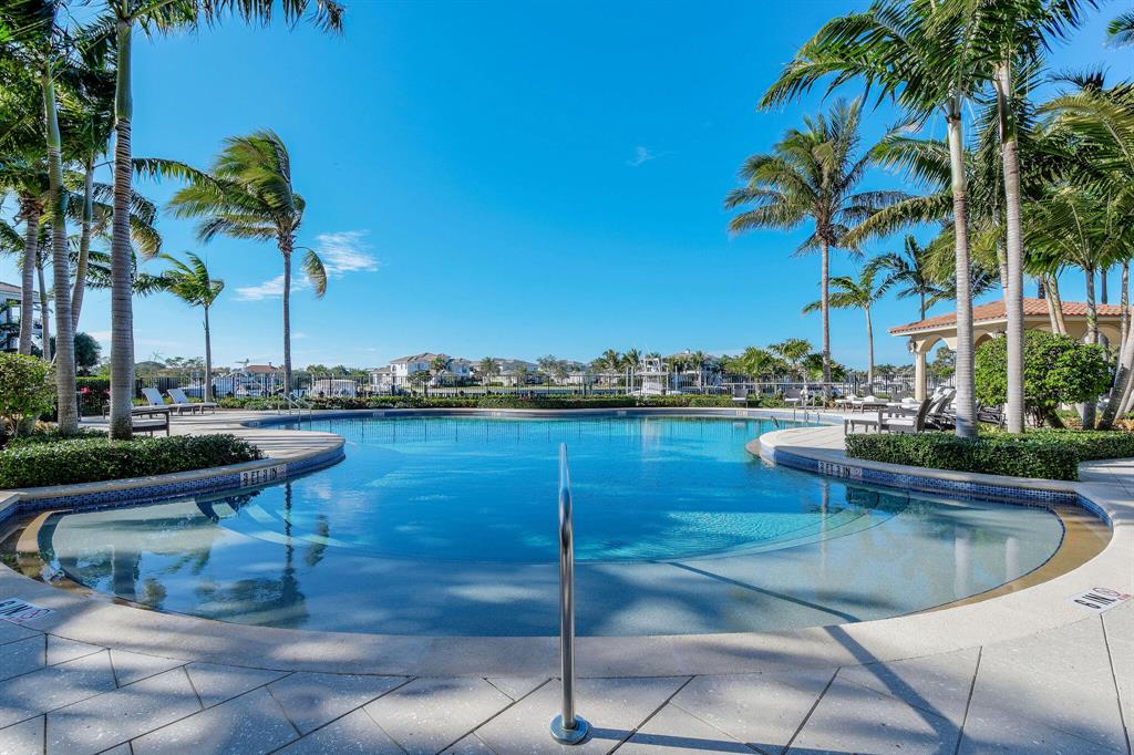 CARRIAGE HOMES AT FRENCHM - Residential