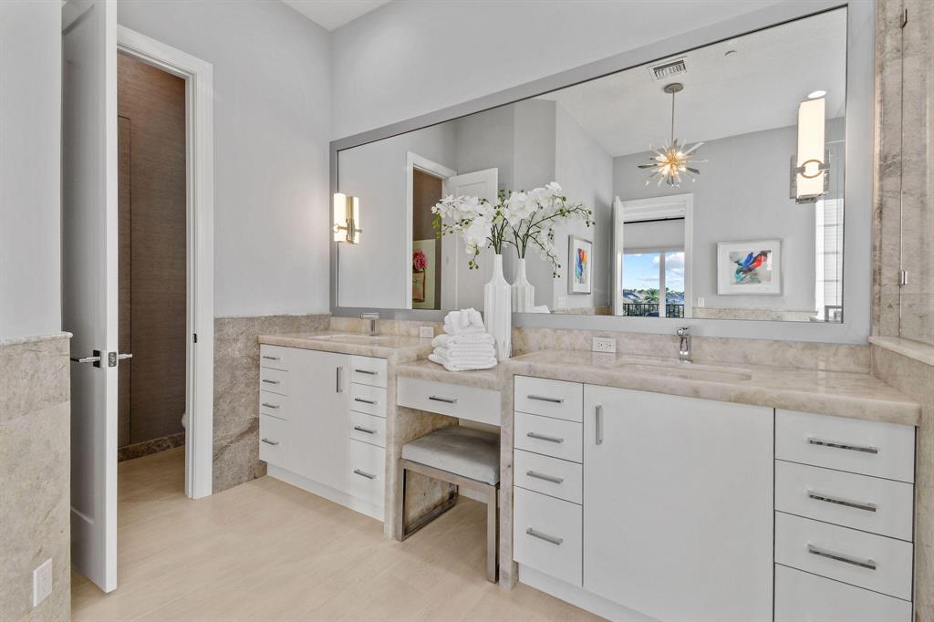 CARRIAGE HOMES AT FRENCHM - Residential