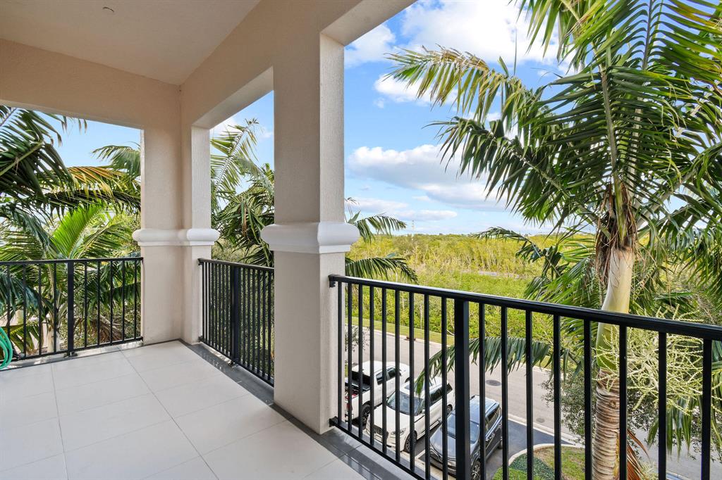 CARRIAGE HOMES AT FRENCHM - Residential