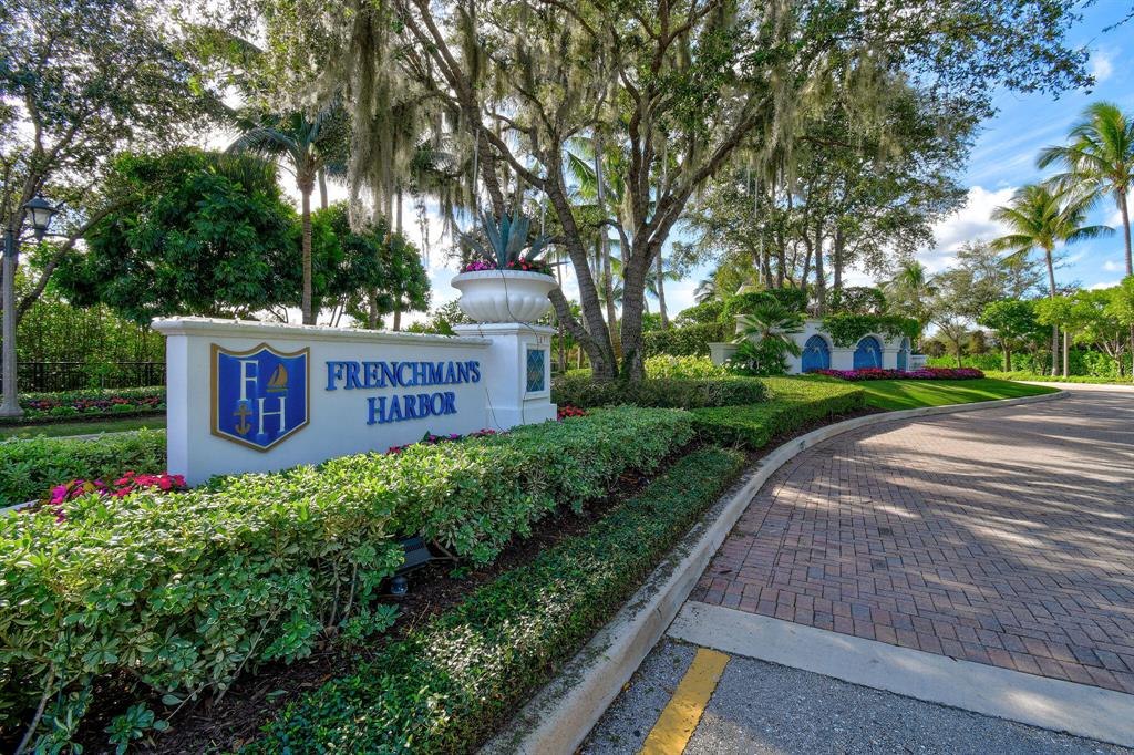 CARRIAGE HOMES AT FRENCHM - Residential