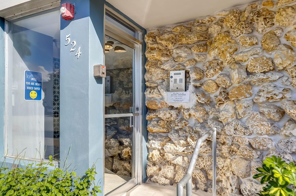 Photo of 524 Orton Avenue, Fort Lauderdale, FL 33304 (MLS # B26018903)