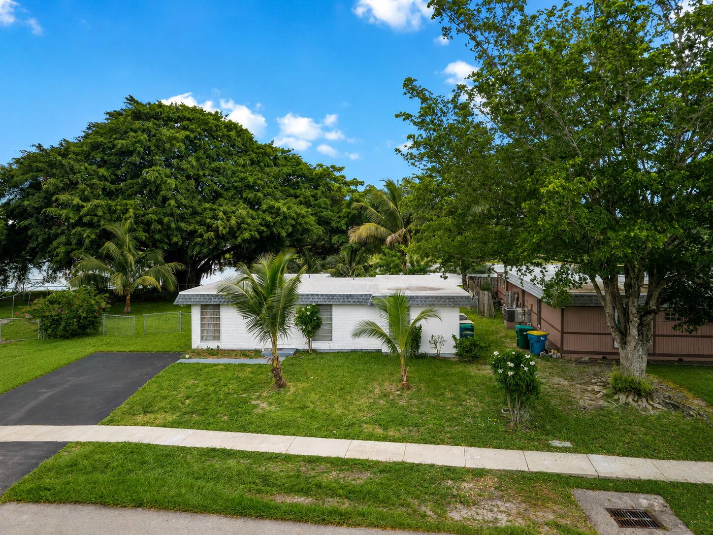 6807 NW 80TH Court, Tamarac, FL, 33321/$445,000 2 6807 NW 80TH Court