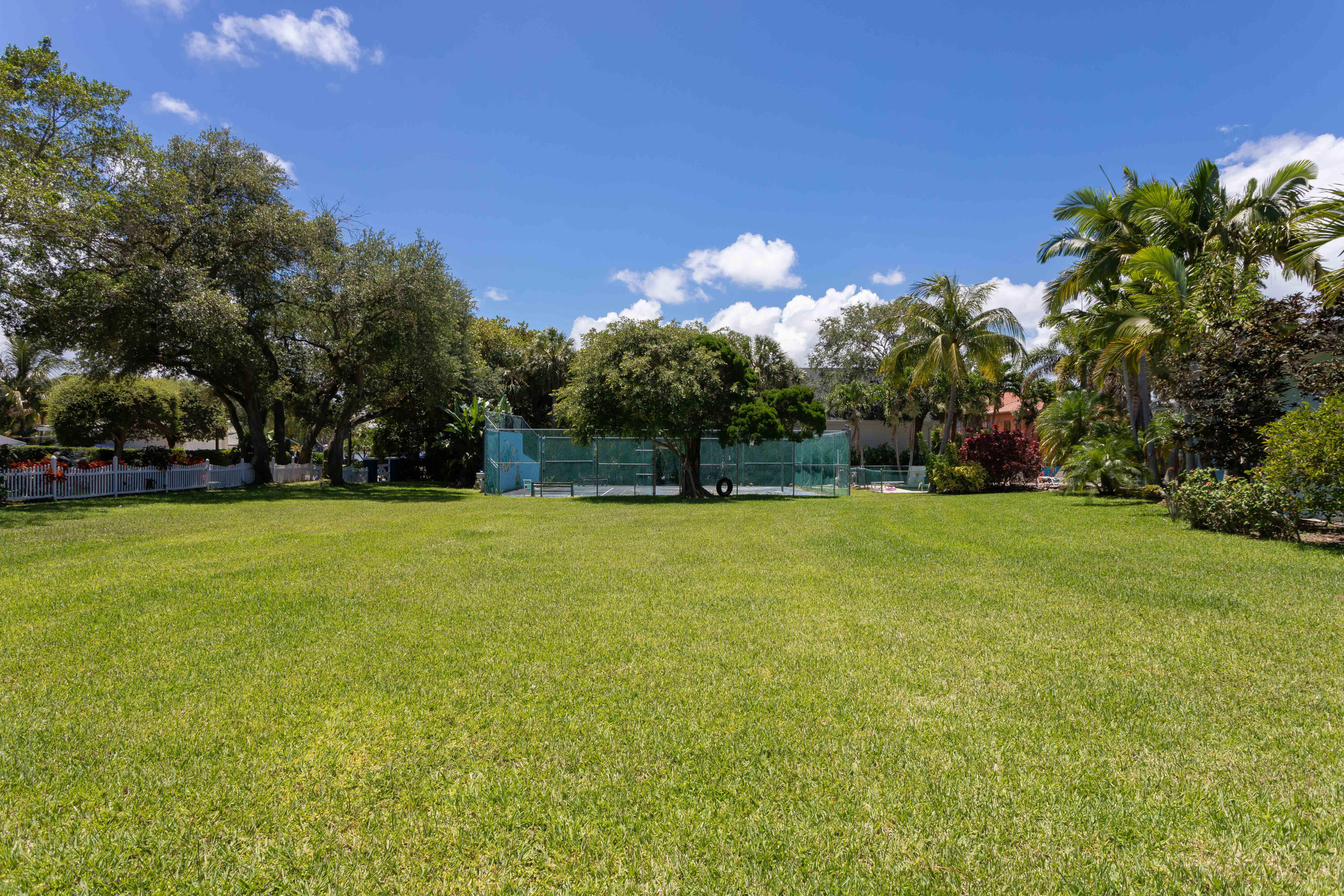 ESTATES MANGO DE PARIS - Residential