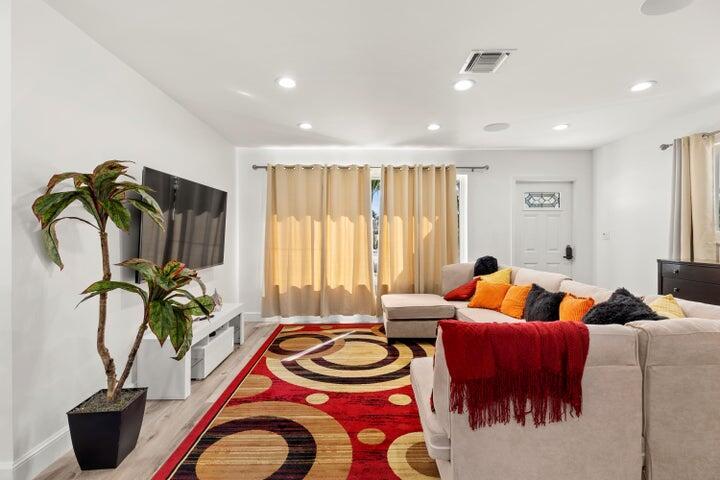 921 SE 13th Court