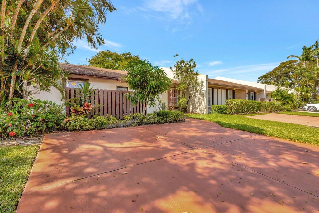Photo of 8 Knightsbridge Lane, Boynton Beach, FL 33426 (MLS # R11080869)