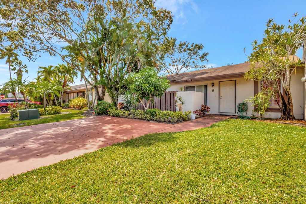 Photo of 8 Knightsbridge Lane, Boynton Beach, FL 33426 (MLS # R11080869)