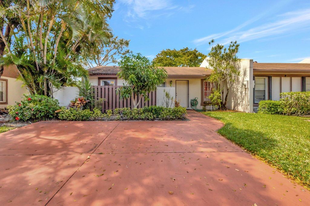 Photo of 8 Knightsbridge Lane, Boynton Beach, FL 33426 (MLS # R11080869)