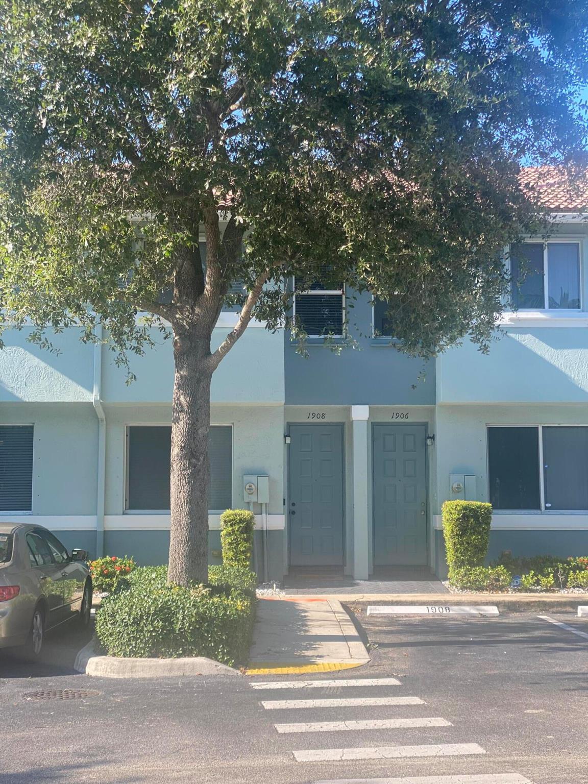 3/2.5 2-story townhome available for rent!!! Brand new kitchen appliancesFresh paint Tile downstairs/wood upstairs Newer washer/dryer Newer AC unit Gated community offering pool, jacuzzi, and toddler park. Apply today https://apply.link/3qNeDxaViewings available by appointment