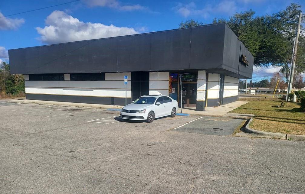 Exclusive investment opportunity for a free-standing retail property located in Marianna, FL. The
location benefits from being in a strong commercial corridor surrounded by national and local tenants including
world class entertainment and sporting arena. The property sits on 24,000 sf lot, 30 parking spots.
