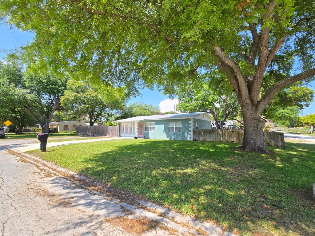 Photo of 330 Barraclough Street, Fort Pierce, FL 34982 (MLS # B26008614)