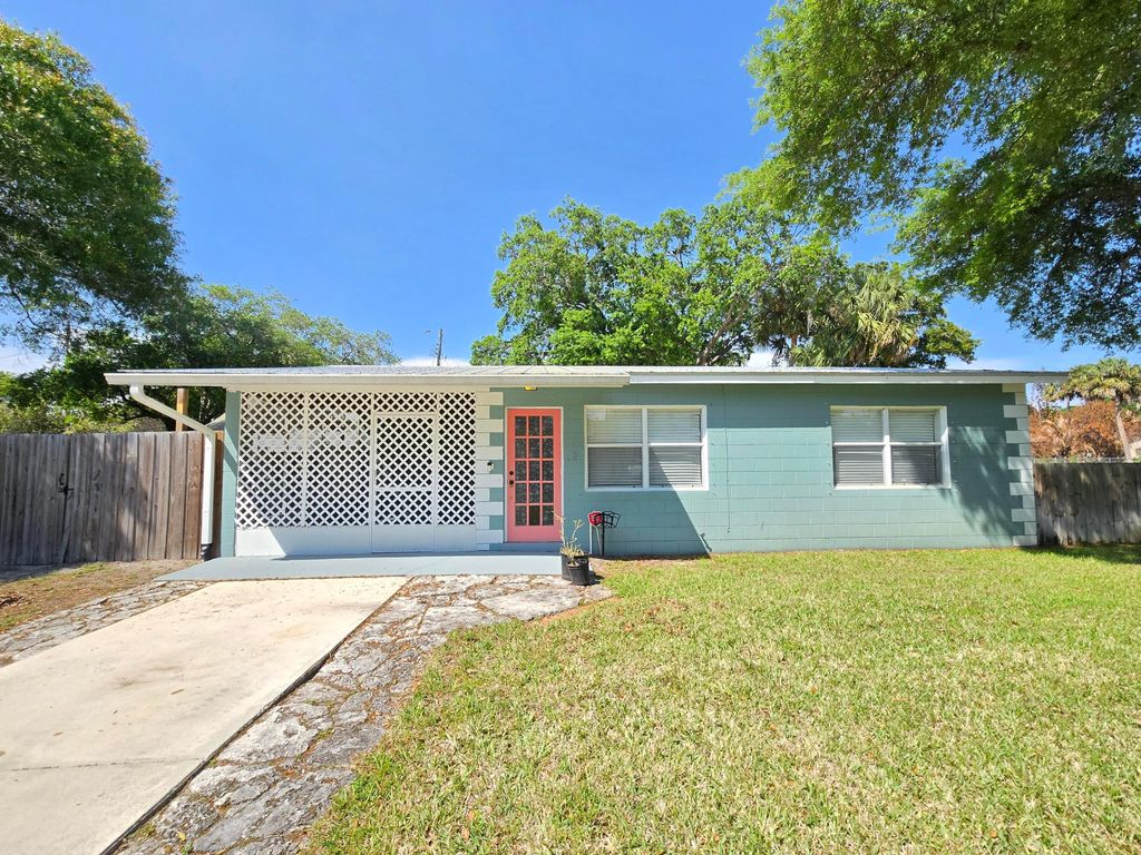 Photo of 330 Barraclough Street, Fort Pierce, FL 34982 (MLS # B26008614)