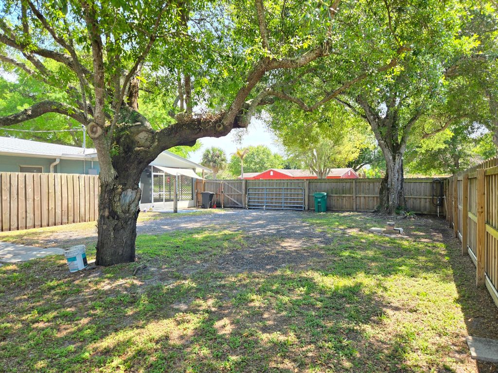 Photo of 330 Barraclough Street, Fort Pierce, FL 34982 (MLS # B26008614)